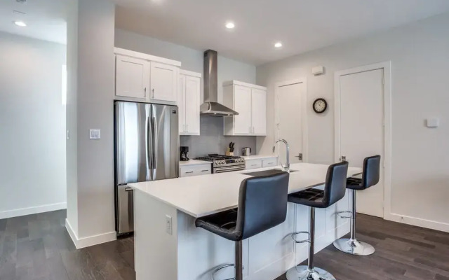 Modern Dallas TownHome 2 BR fully furnis