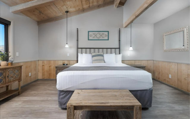 Sky Ranch Lodge