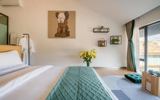 No Flowers Boutique Hostel