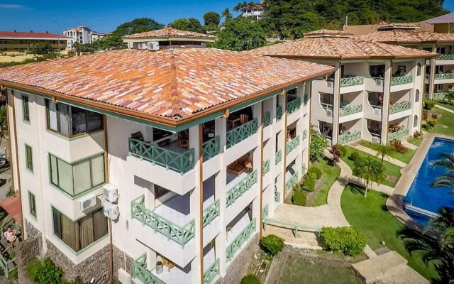 Amazing Ocean Views From This Nicely Equipped Condo