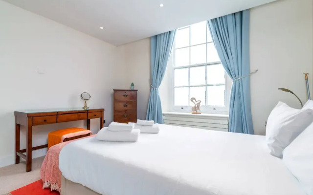 Spacious Apartment in Clapham Town by Guestready
