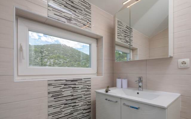 A8 - Modern apt With Terrace, 3 min Walk to Beach