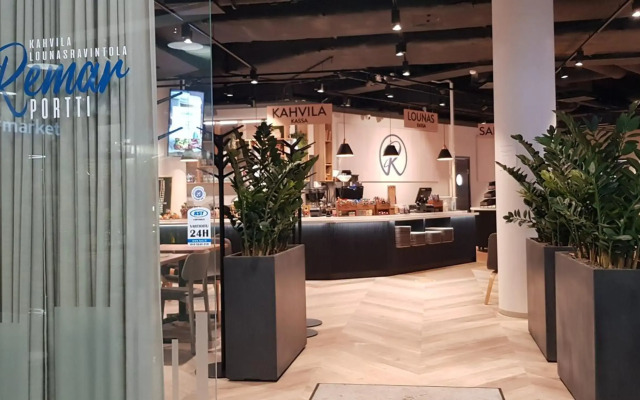 City apartment with lake view and free parking