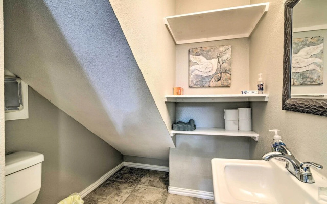 Steps to Beach: Nautical Galveston Home Near Pier!