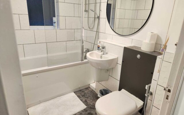 Grays Apartment With City Views Lakeside Shopping