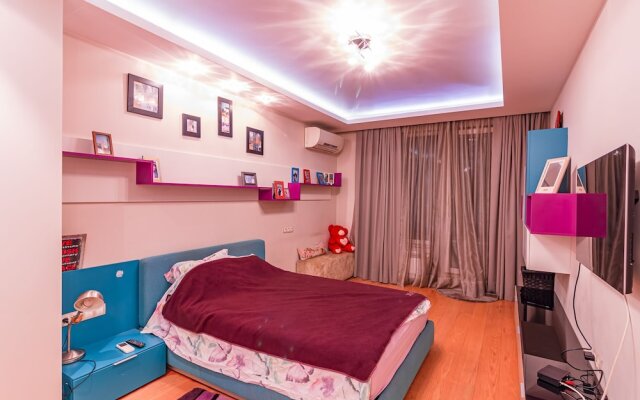 Spacious Lovely 3-bed Apartment With big Balcony