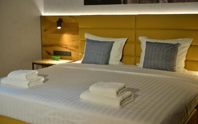 mk | hotel tirana