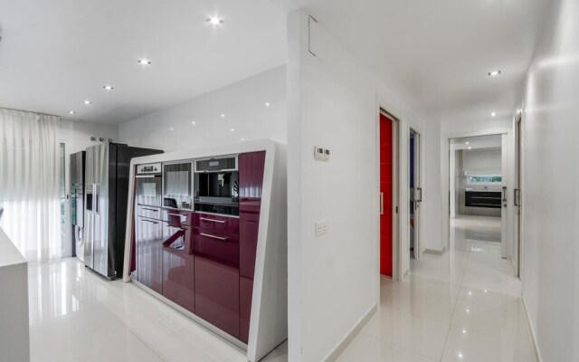 Luxurious Villa. Overflowing Pool 100 Meters From the Beach