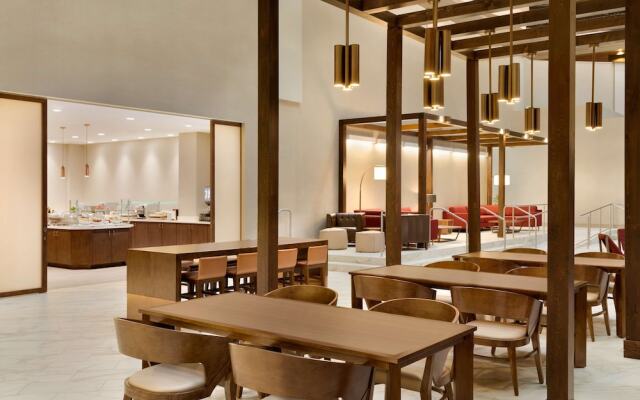 Hilton Phoenix Suites