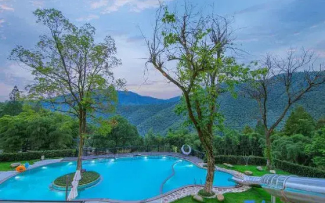 Anji Yunshang Grassland Yuzhu Xiaozhu Hot Spring Homestay
