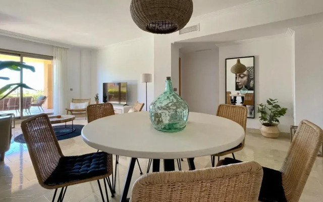 Modern and luxurious holiday home with sea views in Benahavís