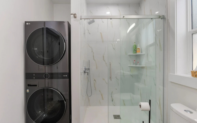 Modern 2-Bedroom Retreat in Seattle