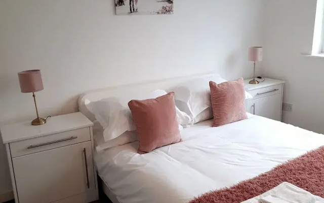 Impeccable 5-bed House in Stockton-on-tees - фото 2