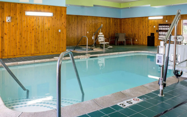 Comfort Inn & Suites Cedar Rapids North - Collins Road