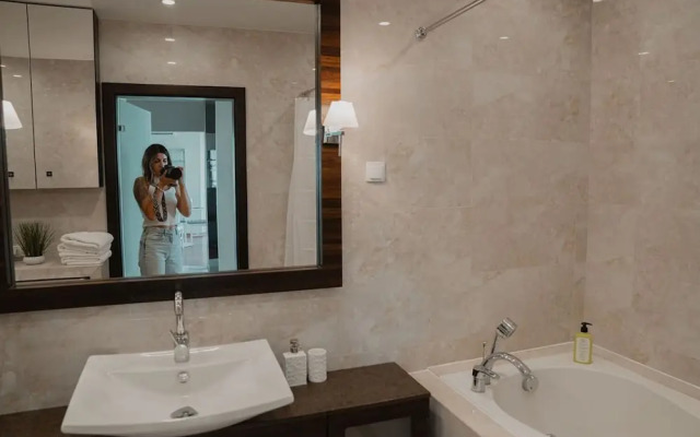 Chic Metro-side Apartment