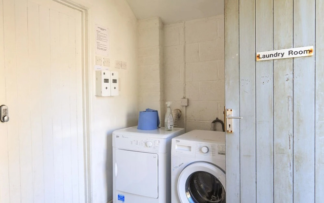 4 Thornlea Mews