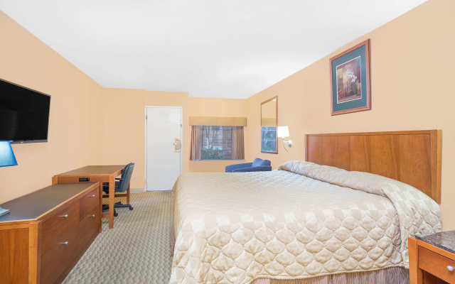 Super 8 By Wyndham Plainview