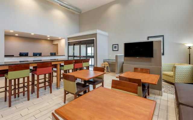 Quality Inn & Suites Evansville Downtown