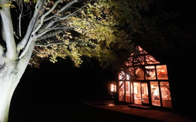 Stunning Lakeside Country Retreat near Cirencester