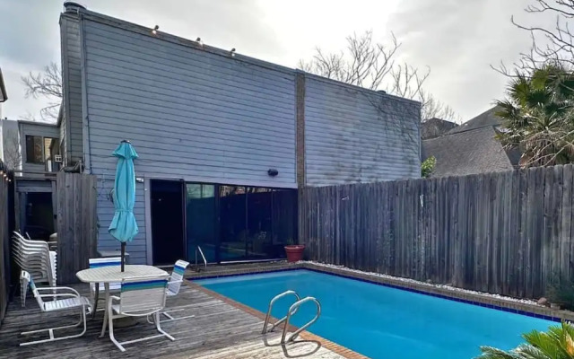 Poolside Comfort in Montrose