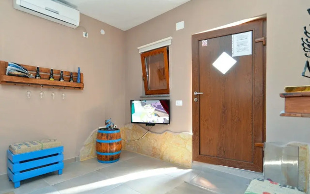 Apartment 877