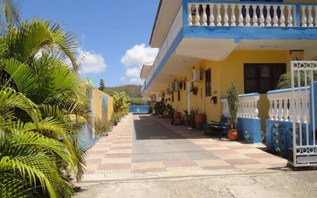 Sea Horizon Apartments (across from Mambo Beach)