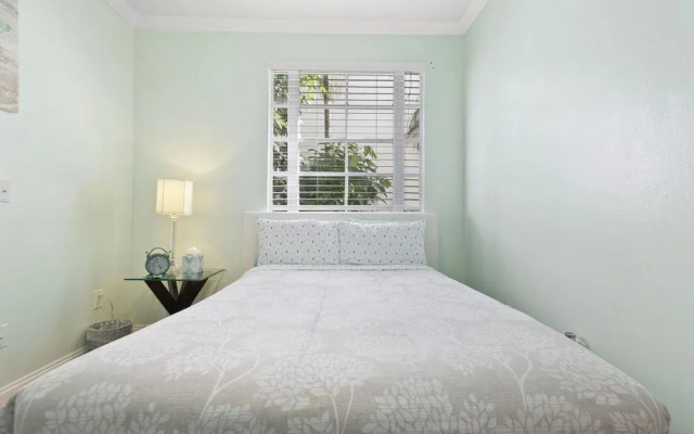 2 Bedroom Deluxe Apt on Collins Ave