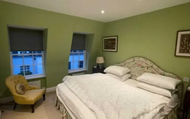 Expansive 4BD Home- 15 min From Buckingham Palace!