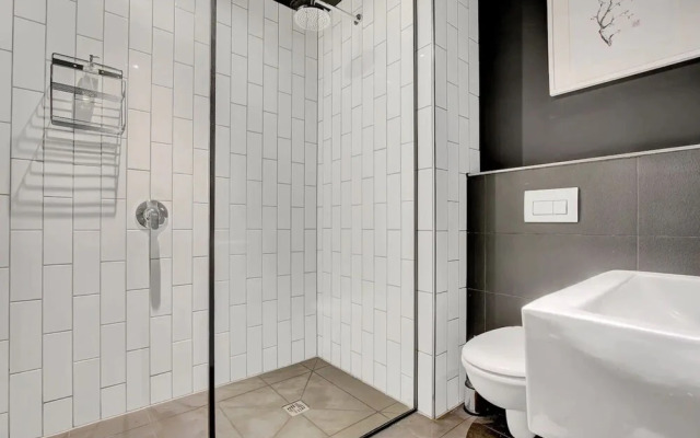 Modern Top Floor Apartment Mountain Views