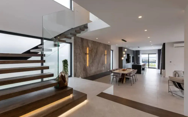 Moonlit Mirage Villa With Pool, Gym and Sauna