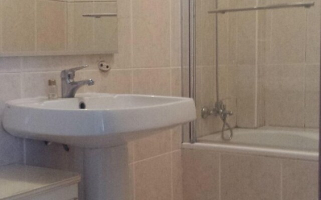 Lovely 4-bed Apartment in Estombar