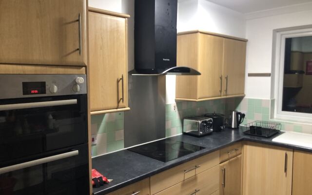 Golden Villa - Charming 3-bed House in Uxbridge