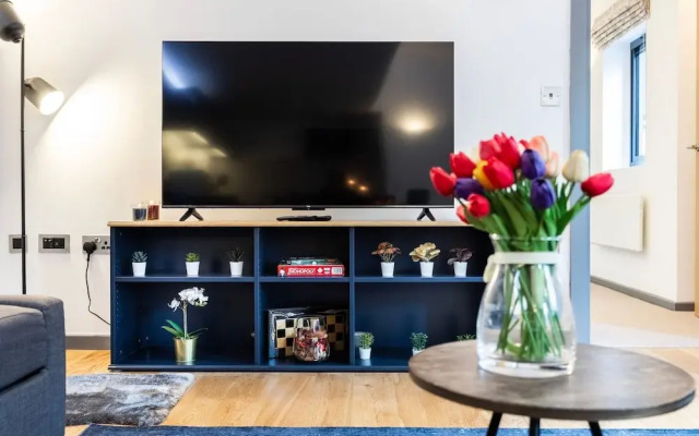 2 Bed 2 Bath Deluxe Flat in Kensington