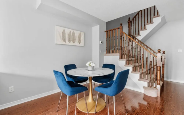 Contemporary 3BR Townhouse in Ajax Cozy Central