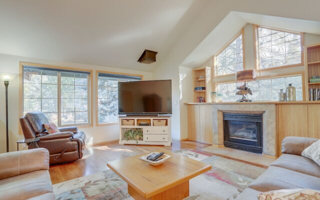 Pet-Friendly 13 Ollalie Home features Double Car Garage by RedAwning