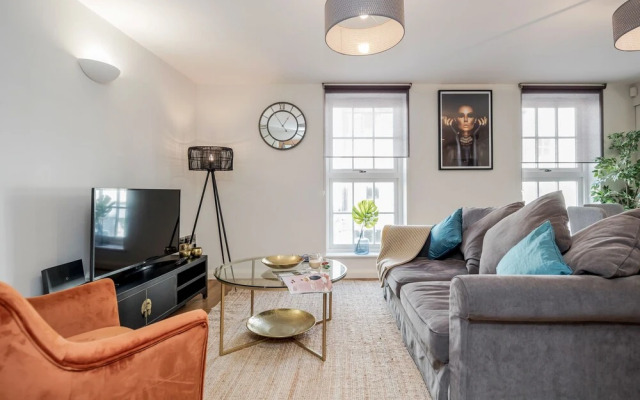 Beautiful Central Windsor Apartment