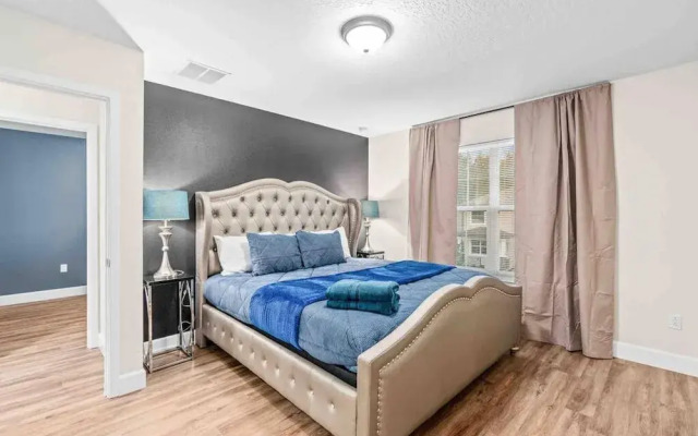 Super Epic- Sleeps 32 TWO Separate Townhomes