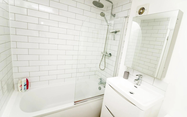 New City House, Great Location - With Parking