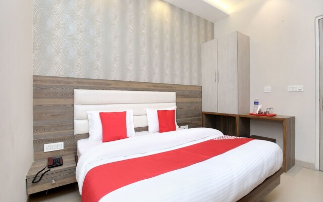 Oyo 17199 Hotel Clg Grand