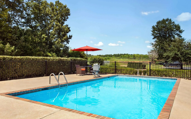 Super 8 by Wyndham Clinton