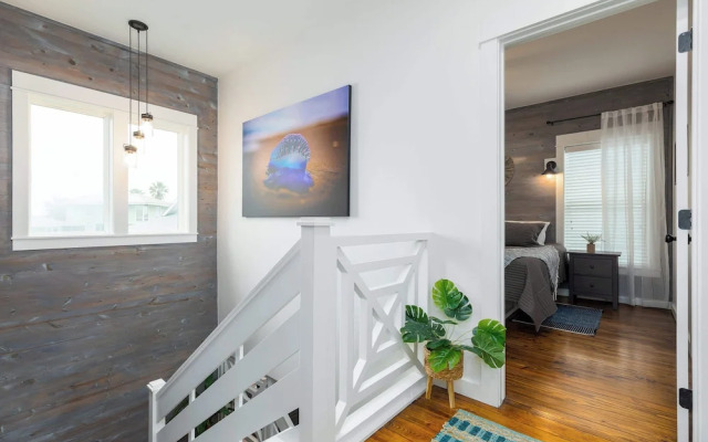 Comfy 3bdr Right in Town Sleeps 10