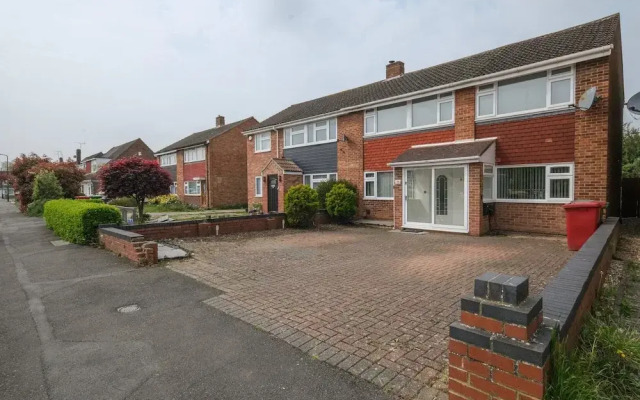 Elegant 5 Bed Home with Garden- Slough