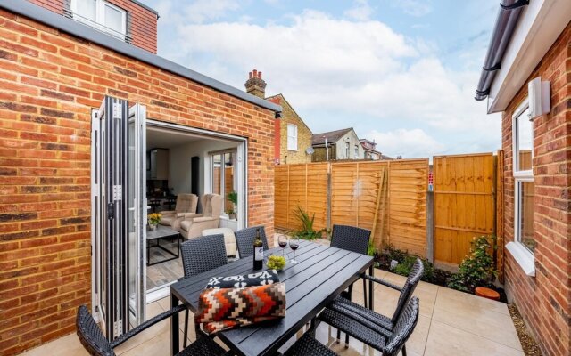 Stylish & Sleek 3BD Home Including Guest House in Southall