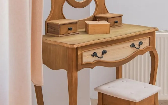 Golden Sunrise Suites - Santorini Pool Bliss Suite