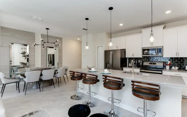 4bed 3Ba Storey Lake Home w. Pool