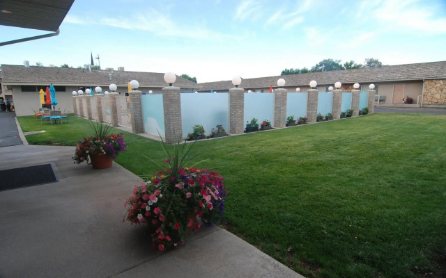 Econo Lodge Inn & Suites