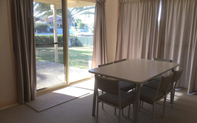 Private Canal Duplex with Pontoon - Oleander Drive, Bongaree