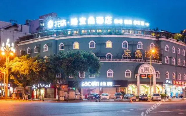 Zhenbaoding Hotel (Leshan Jiaxing Road Food Street Store)