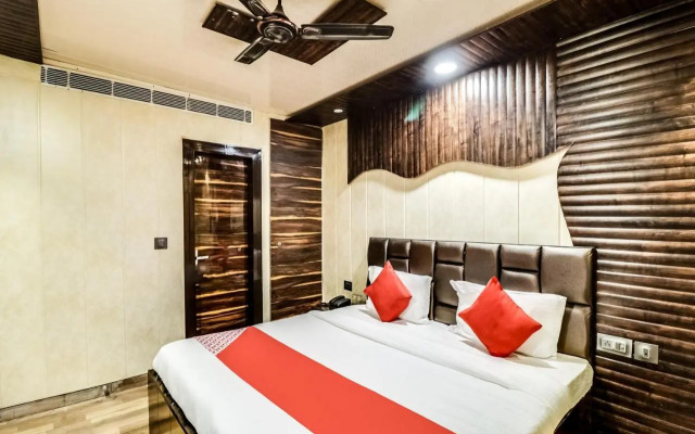 OYO 65601 JPS Galaxy Hotel