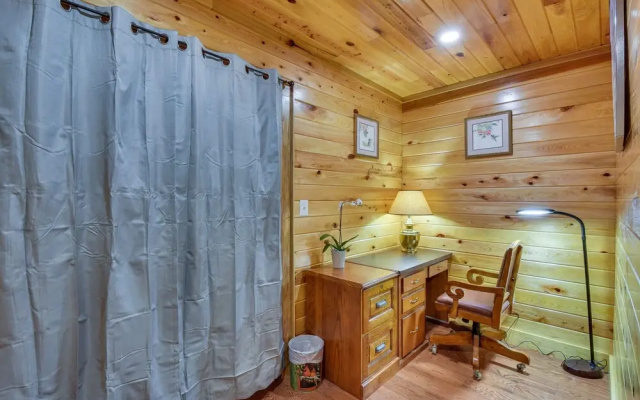 Mountain-view Cabin ~ 2 Mi to Downtown Clayton!